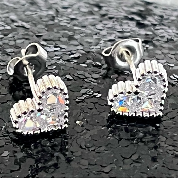 🩵 NWT Heart earrings never worn  silver tone with cubic zirconia - Picture 2 of 6